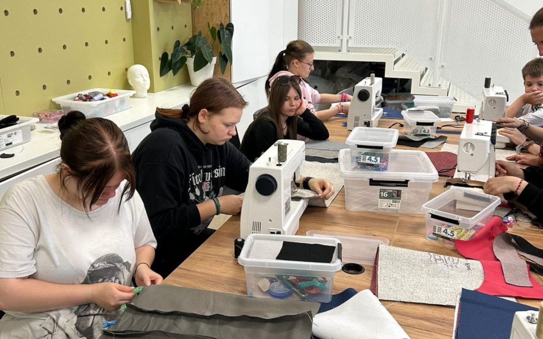 KREATYWNOŚĆ, ODWAGA I PIERWSZE SPOTKANIE Z MASZYNĄ DO SZYCIA.